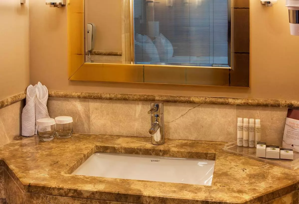 DOUBLE TREE BY HILTON BATHROOM (Copy).jpg